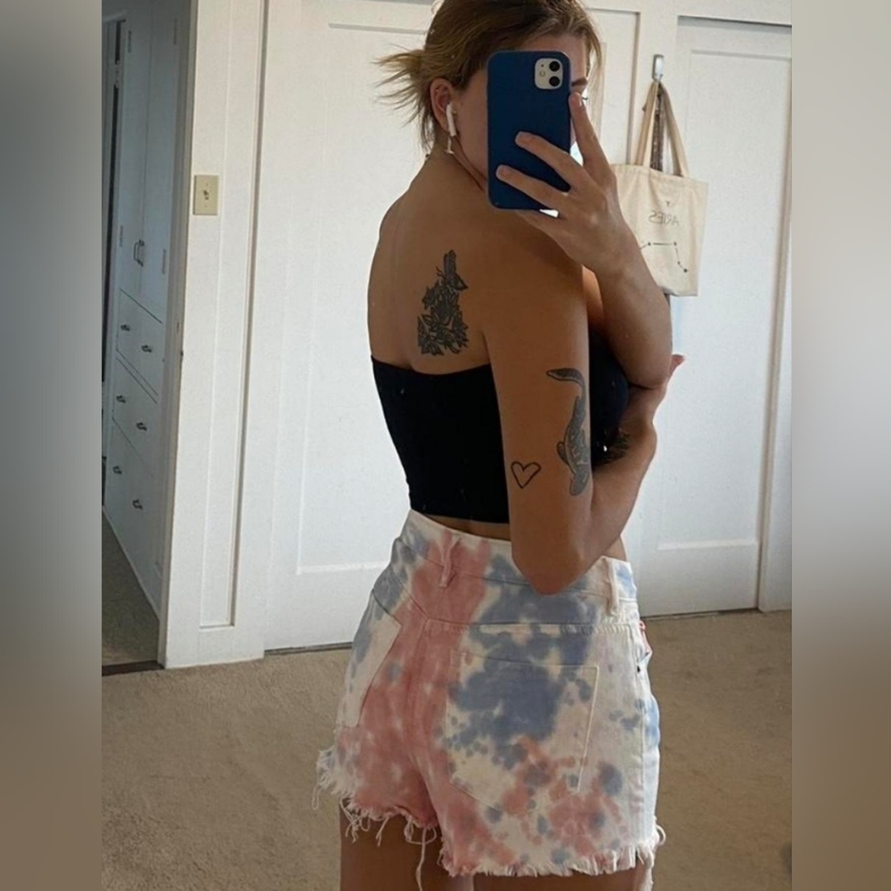 PacSun Hi Rise tie dye festival jean shorts size 26 - Picture 2 of 8
